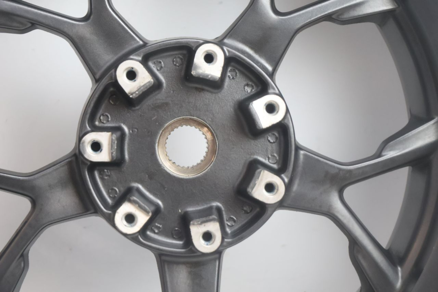 photo de REAR RIM AND TIRE PIAGGIO MP3 HPE 530 (2022 - 2026) - Technical close-up