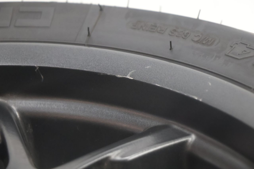 photo de REAR RIM AND TIRE PIAGGIO MP3 HPE 530 (2022 - 2026) - Surface and material condition