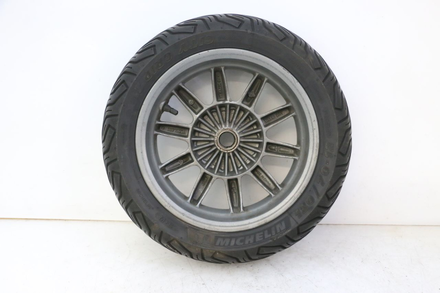 photo de REAR RIM AND TIRE PIAGGIO MP3 125 (2006 - 2014) - Additional view of the item