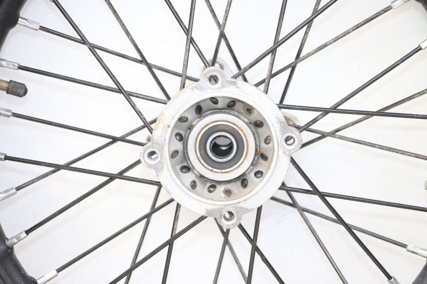 photo de REAR RIM AND TIRE APOLLO RFZ 125 - Focus on structure