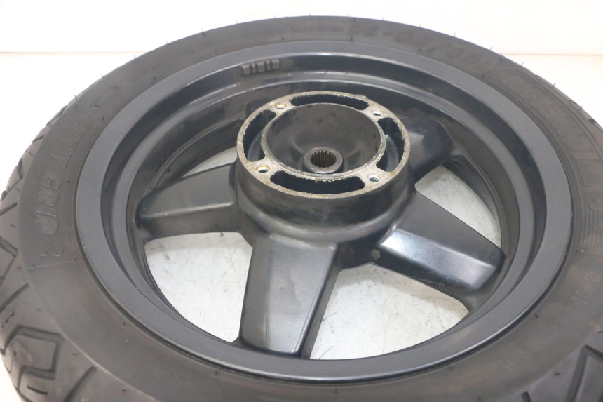 photo de REAR RIM AND TIRE YAMAHA X-MAX XMAX 125 (2010 - 2013) - Technical close-up