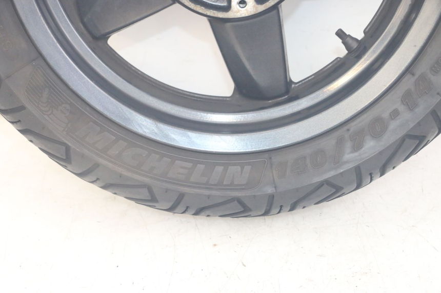 photo de REAR RIM AND TIRE YAMAHA X-MAX XMAX 125 (2010 - 2013) - Surface and material condition