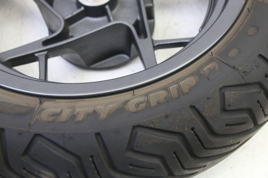 photo de REAR RIM AND TIRE YAMAHA XMAX X-MAX 125 (2021 - 2025) - Distinctive features