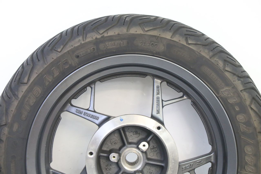 photo de REAR RIM AND TIRE YAMAHA XMAX X-MAX 125 (2021 - 2025) - Zoom on usage condition
