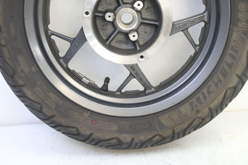 photo de REAR RIM AND TIRE YAMAHA XMAX X-MAX 125 (2021 - 2025) - Alternative perspective