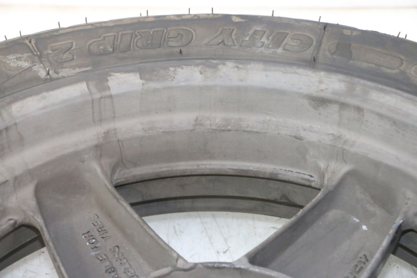 photo de REAR RIM AND TIRE YAMAHA X-MAX XMAX 125 (2010 - 2013) - Fixing points details