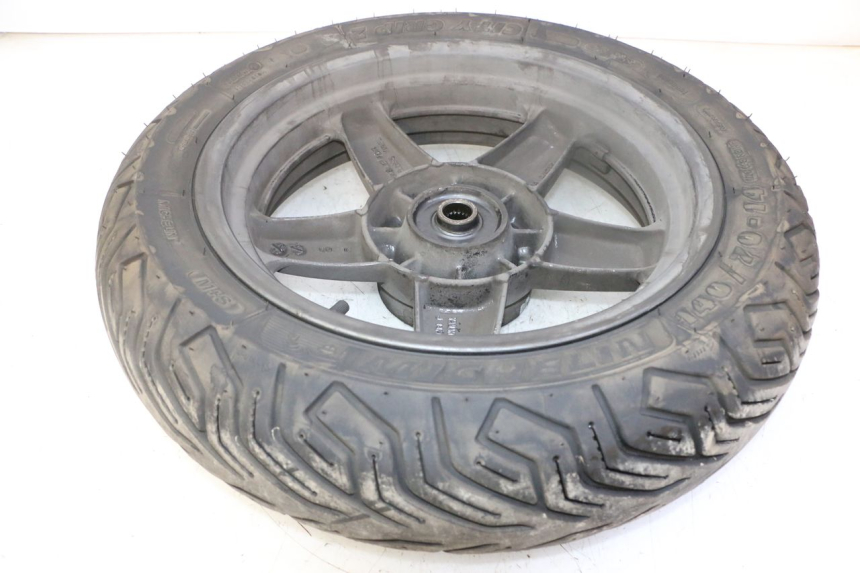 photo de REAR RIM AND TIRE YAMAHA X-MAX XMAX 125 (2010 - 2013) - Surface and material condition