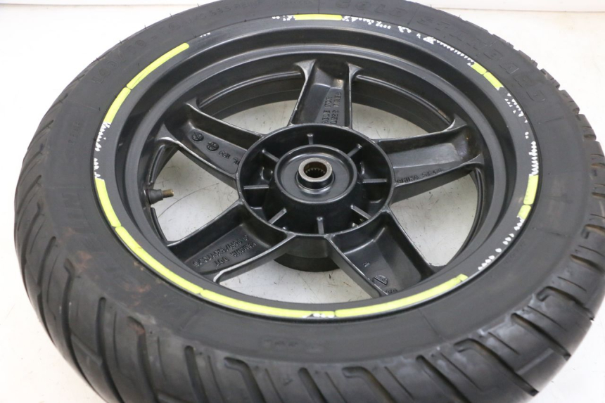 photo de REAR RIM AND TIRE YAMAHA XMAX X-MAX 125 (2006 - 2009) - Alternative perspective
