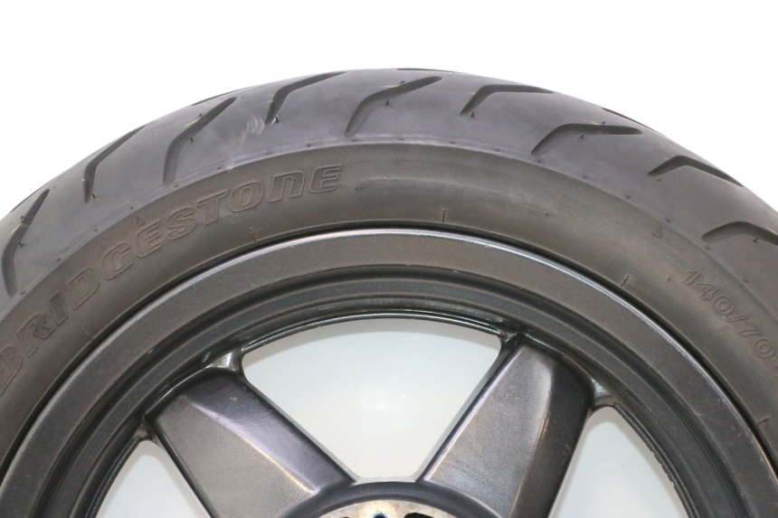 photo de REAR RIM AND TIRE YAMAHA XMAX X-MAX 125 (2006 - 2009) - Focus on structure