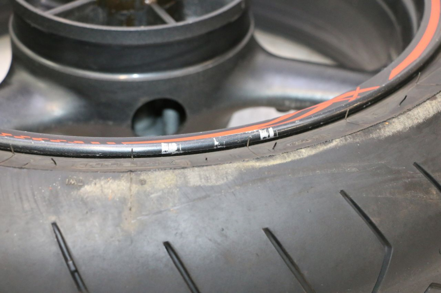 photo de REAR RIM AND TIRE KAWASAKI ZX-6R ZX6R 600 (1995 - 1997) - Alternative perspective