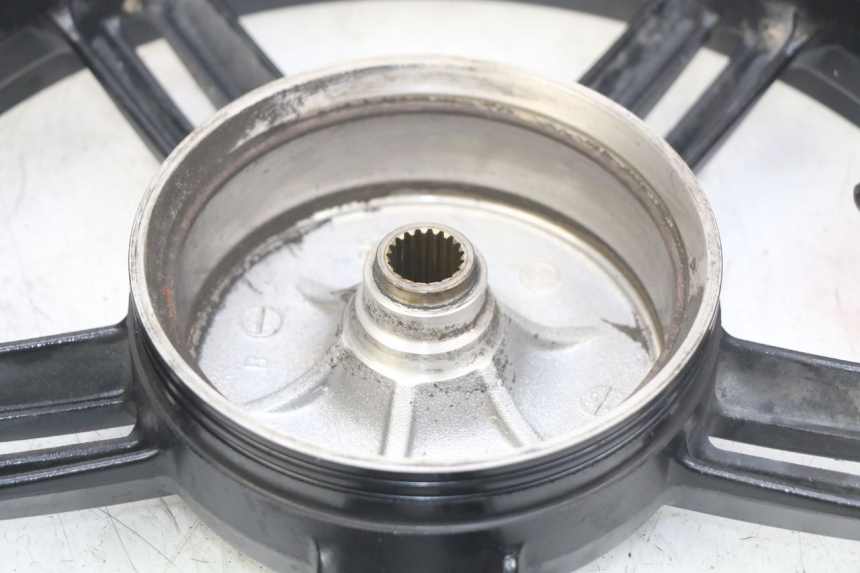 photo de REAR WHEEL RIM KYMCO AGILITY 16+ 4T 50 (2018 - 2023) - High-resolution close-up