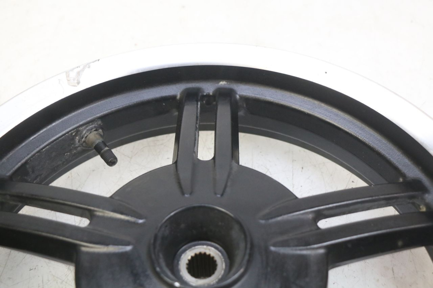 photo de REAR WHEEL RIM KYMCO AGILITY 16+ 4T 50 (2018 - 2023) - Surface and material condition
