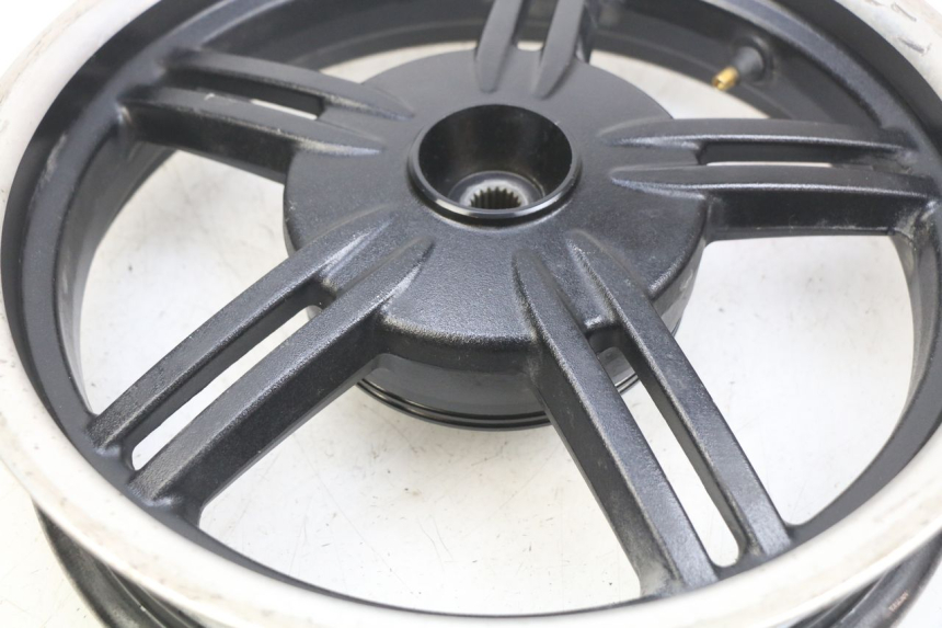 photo de REAR WHEEL RIM KYMCO AGILITY 16+ 4T 50 (2018 - 2023) - Surface and material condition