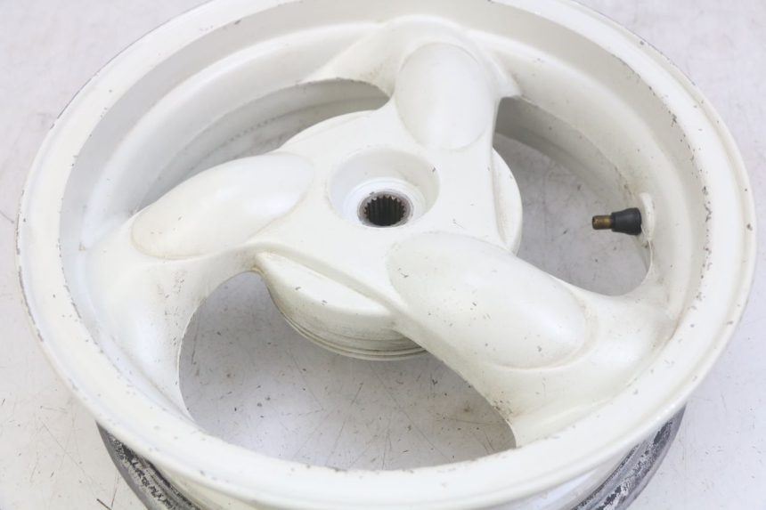 photo de REAR WHEEL KYMCO AGILITY 4T 50 (2005 - 2018) - Distinctive features