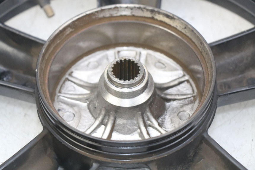 photo de REAR WHEEL RIM SYM CROX 4T 50 (2016 - 2023) - Additional view of the item