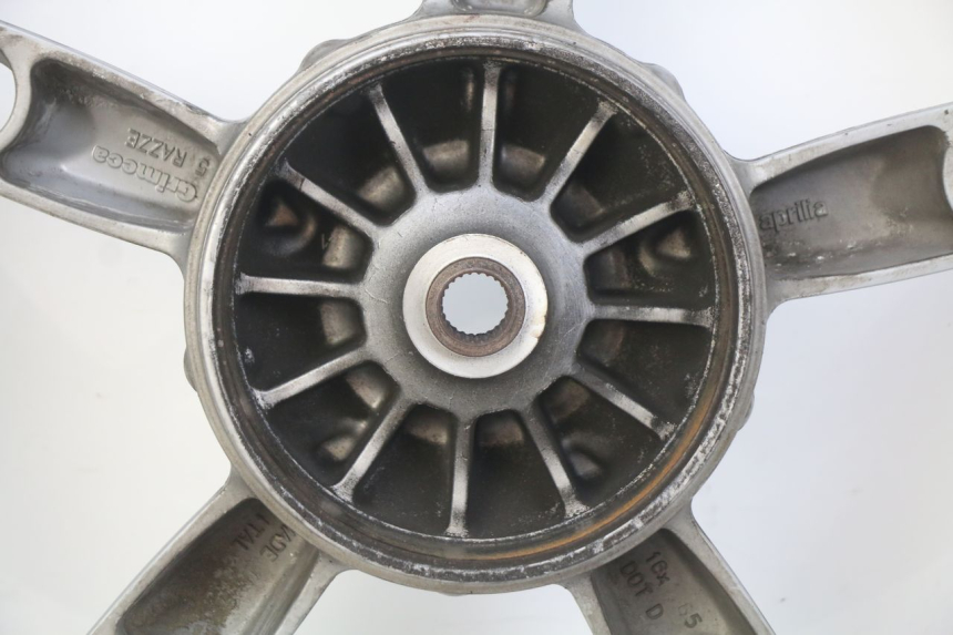 photo de REAR WHEEL RIM APRILIA SCARABEO 100 (2003 - 2012) - Distinctive features