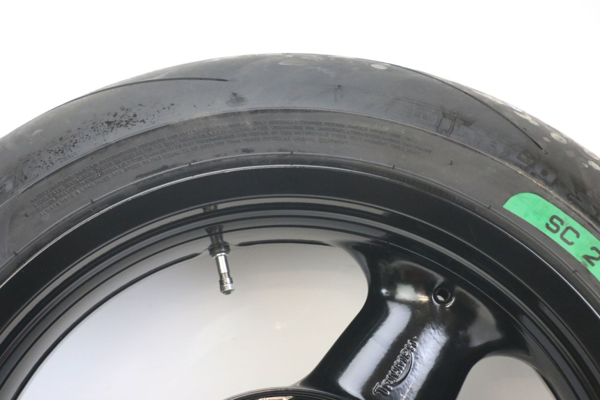 photo de REAR WHEEL RIM TRIUMPH SPEED TRIPLE T301 900 (1994 - 1996) - High-resolution close-up
