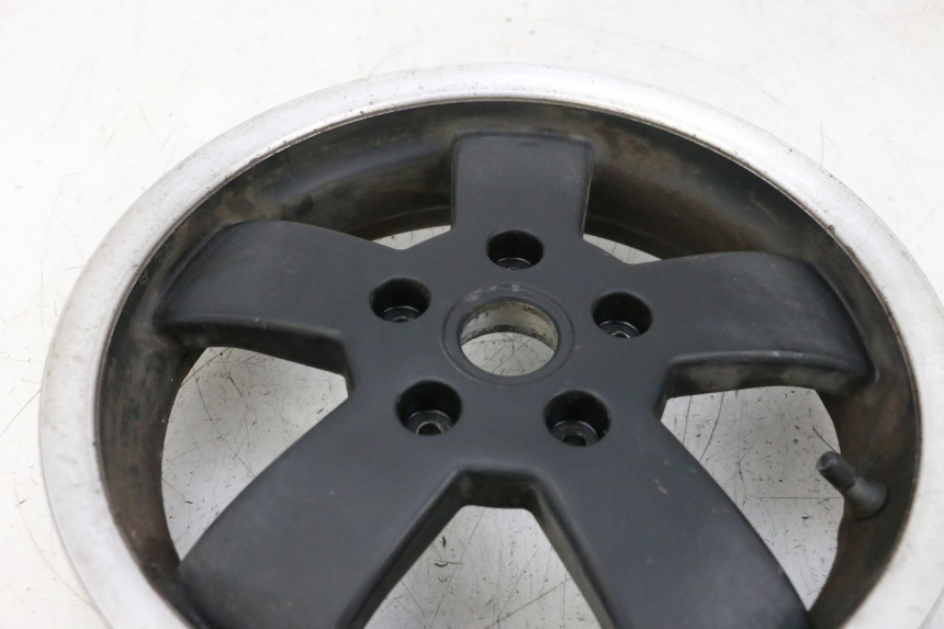 photo de REAR WHEEL RIM PIAGGIO VESPA GTS SUPER IE 125 (2009 - 2016) - High-resolution close-up