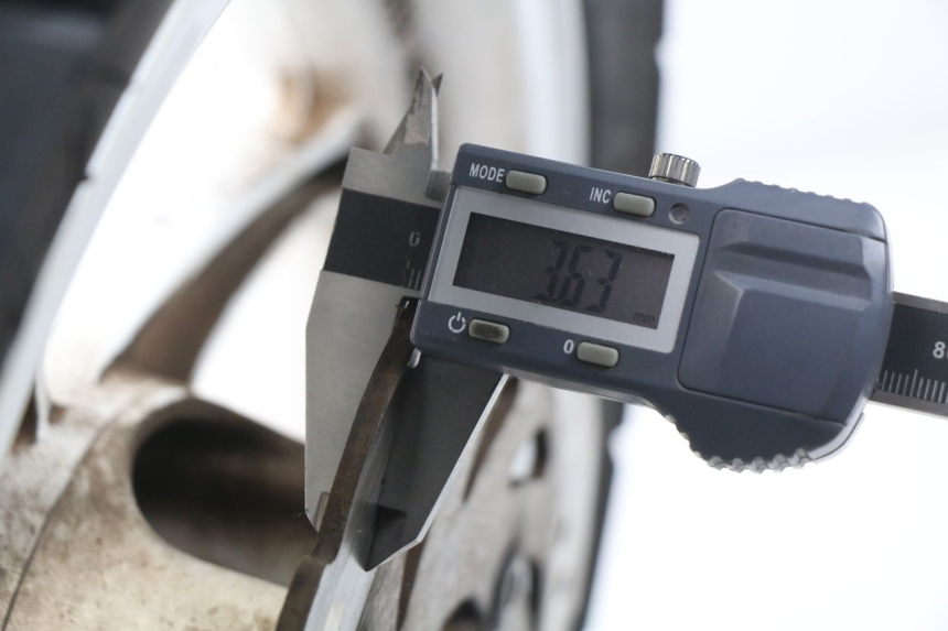 photo de FRONT WHEEL RIM KYMCO AGILITY RS 2T 50 (2009 - 2013) - Zoom on usage condition