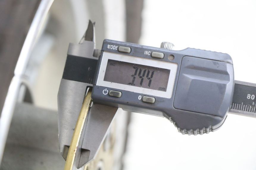 photo de FRONT WHEEL RIM BAOTIAN BT 49 QT-9 50 (2006 - 2010) - Zoom on usage condition