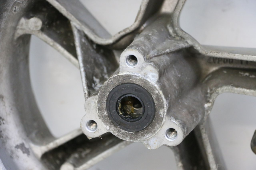 photo de FRONT RIM YAMAHA BW'S 100 (1999 - 2002) - Fixing points details