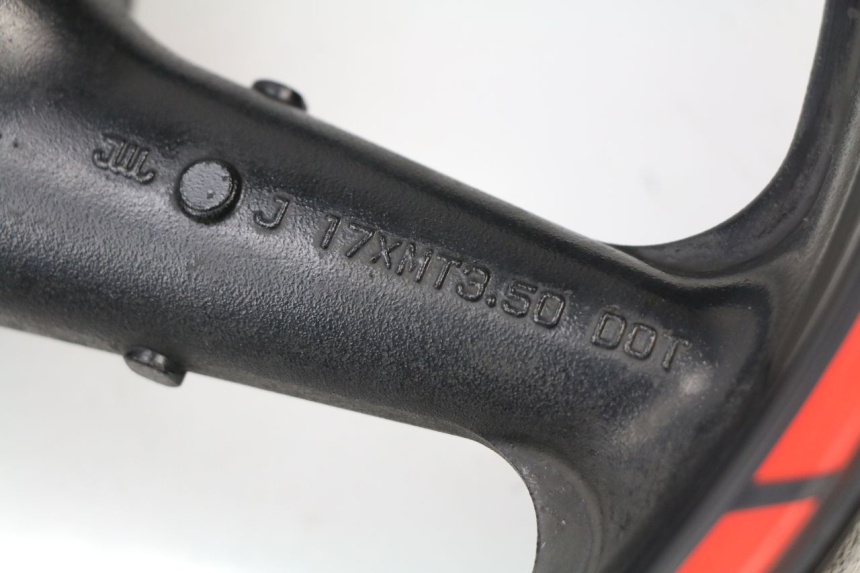 photo de FRONT RIM HONDA CBR 929 RR FIREBLADE 900 (2000 - 2001) - Alternative perspective