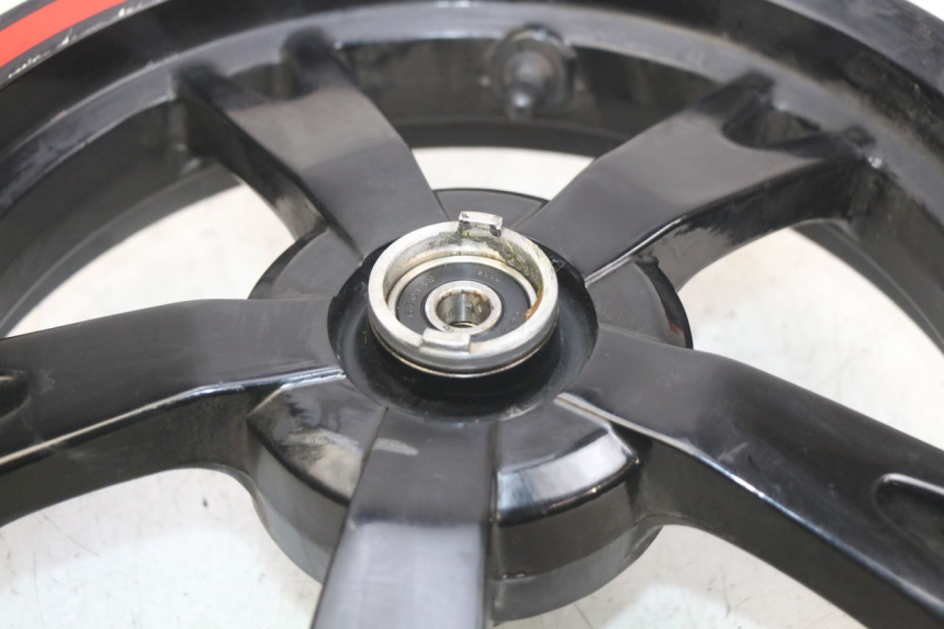 photo de FRONT WHEEL RIM PEUGEOT KISBEE 2T 50 (2010 - 2017) - High-resolution close-up