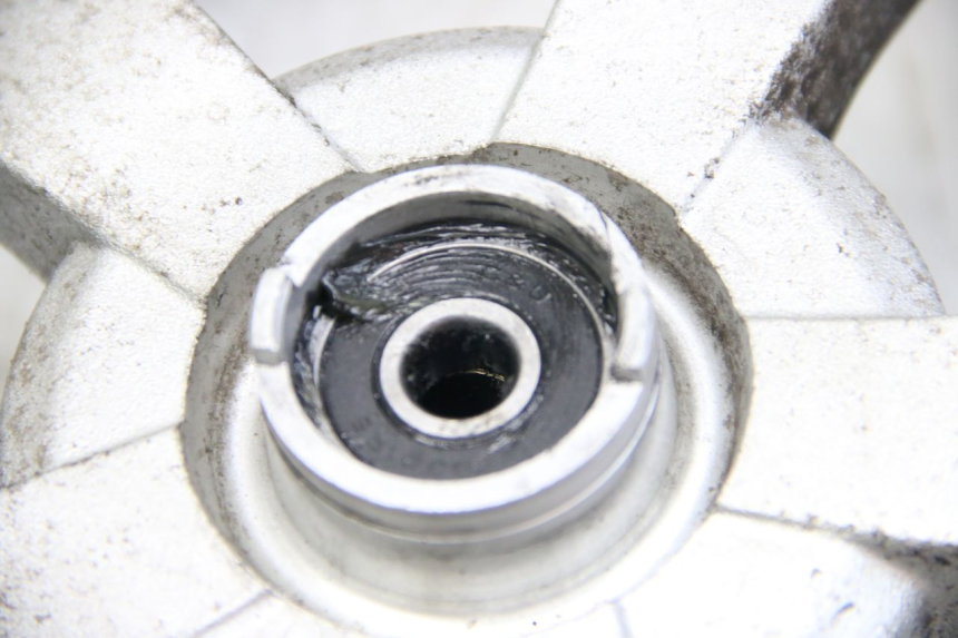 photo de FRONT WHEEL RIM PEUGEOT KISBEE 2T 50 (2010 - 2017) - Fixing points details