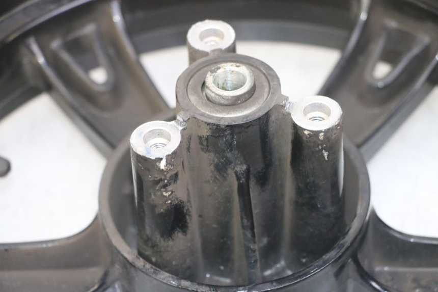 photo de FRONT WHEEL RIM PEUGEOT KISBEE 4T 50 (2018 - 2022) - High-resolution close-up