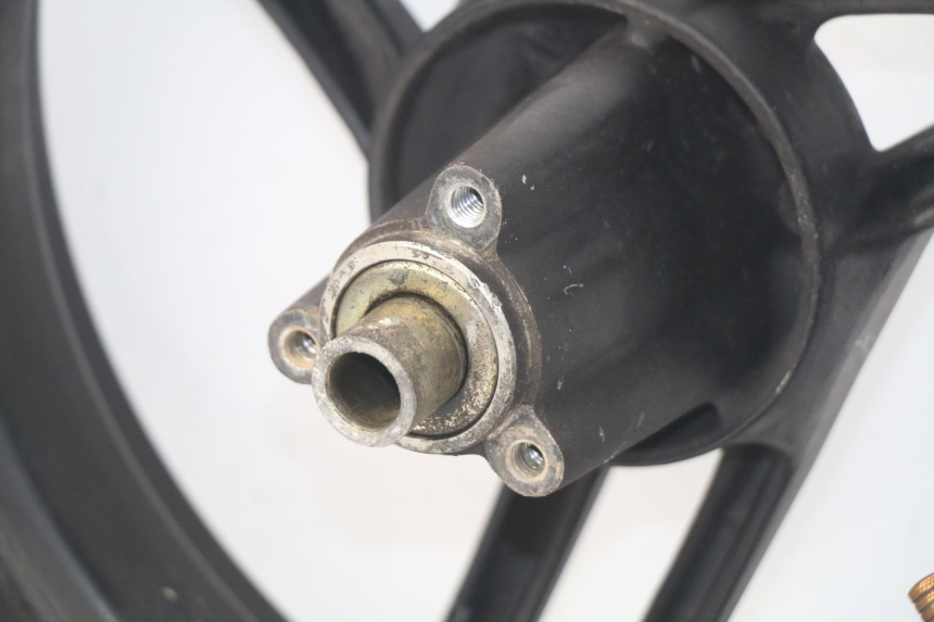 photo de FRONT WHEEL RIM PEUGEOT LUDIX 50 (2005 - 2007) - Fixing points details