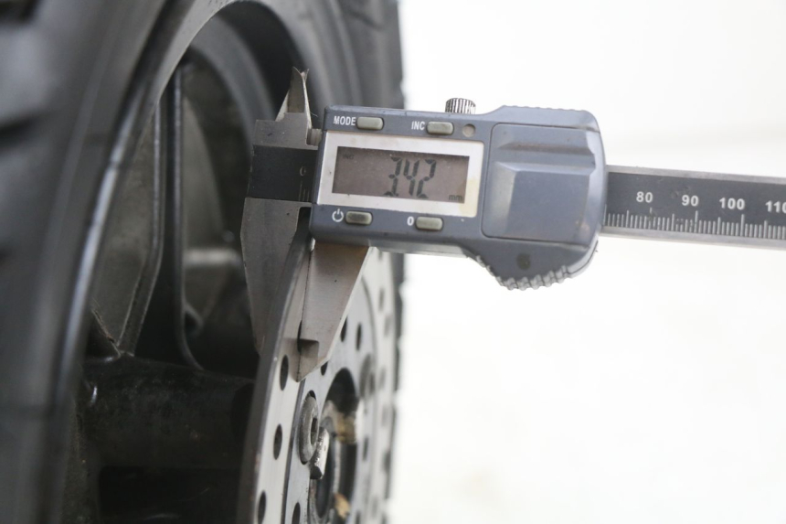 photo de FRONT WHEEL RIM TNT MOTOR ROMA 10' 2T 50 (2011 - 2018) - Zoom on usage condition