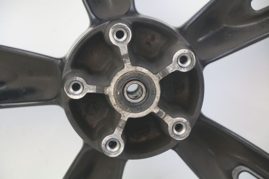 photo de FRONT WHEEL RIM PEUGEOT TWEET 125 (2010 - 2017) - Distinctive features