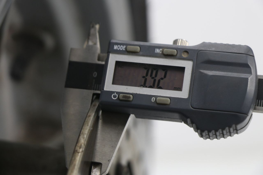 photo de FRONT WHEEL PIAGGIO X9 EVOLUTION 250 (2003 - 2007) - Technical close-up