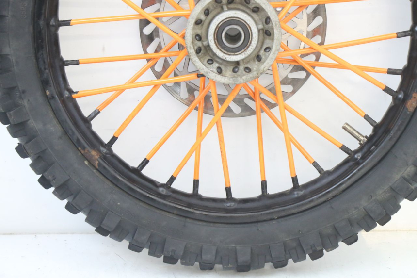 photo de FRONT RIM AND TIRE APOLLO RFZ 125 - High-resolution close-up
