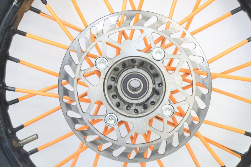 photo de FRONT RIM AND TIRE APOLLO RFZ 125 - Surface and material condition