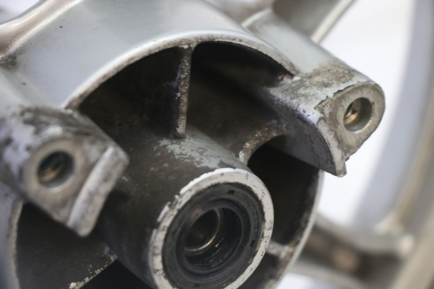 photo de FRONT RIM AND TIRE SUZUKI BURGMAN 125 (2007 - 2014) - Distinctive features