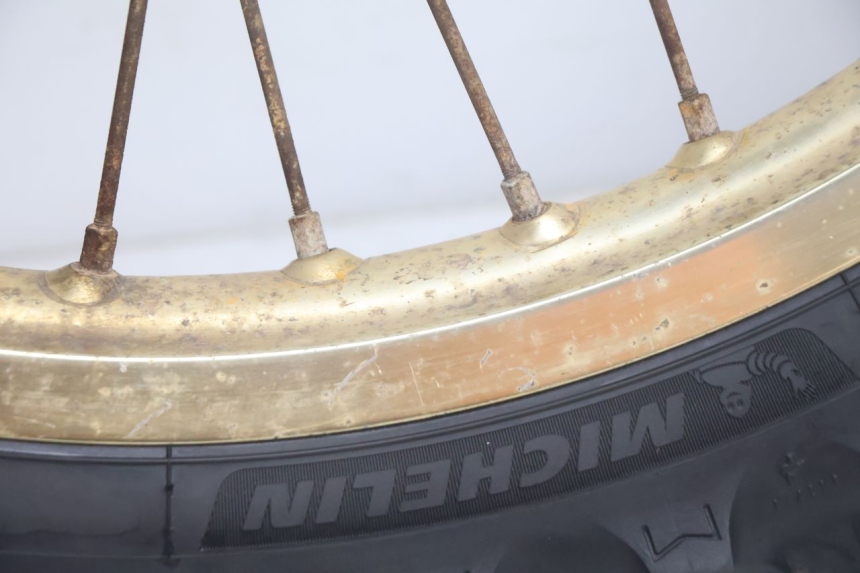 photo de FRONT RIM AND TIRE SUZUKI DR S 600 (1985 - 1989) - Focus on structure