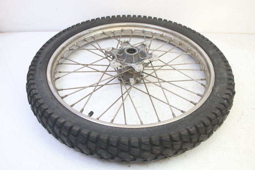 photo de FRONT RIM AND TIRE APRILIA ETX 125 (1998 - 2002) - Component detail