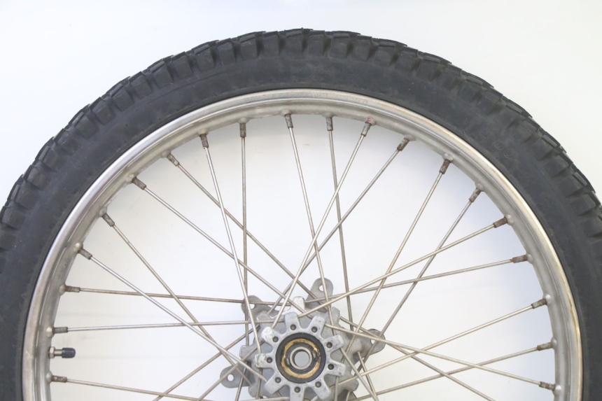 photo de FRONT RIM AND TIRE APRILIA ETX 125 (1998 - 2002) - Zoom on usage condition