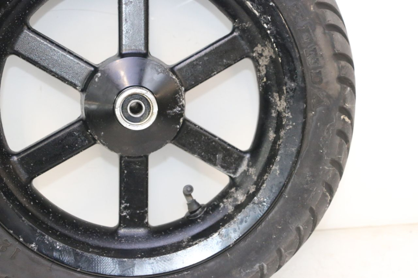 photo de FRONT RIM AND TIRE KEEWAY F-ACT NAKED 50 (2009 - 2014) - High-resolution close-up