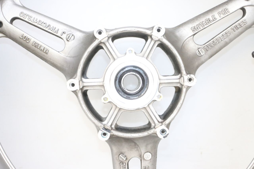 photo de FRONT RIM AND TIRE YAMAHA FJR ABS 1300 (2006 - 2012) - Detailed visual inspection