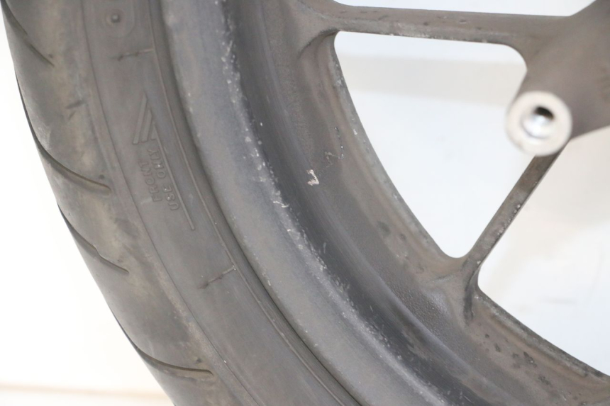 photo de FRONT RIM AND TIRE HONDA FORZA ABS 300 (2013 - 2017) - High-resolution close-up