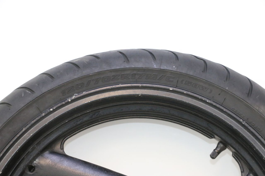 photo de FRONT RIM AND TIRE YAMAHA FZS FAZER 600 (2001 - 2003) - High-resolution close-up