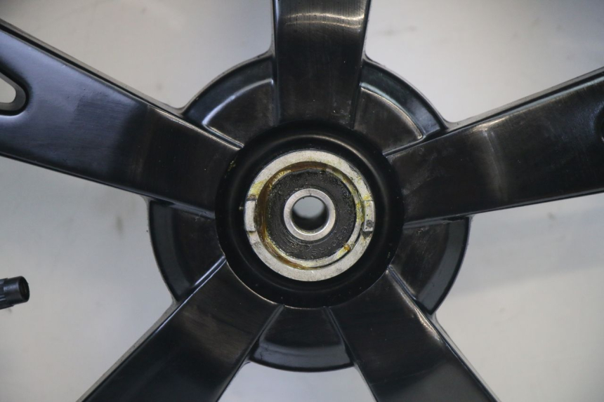 photo de FRONT RIM AND TIRE PEUGEOT KISBEE 2T 50 (2010 - 2017) - Technical close-up