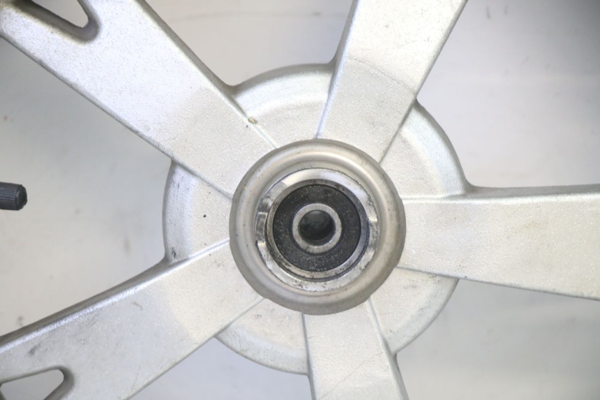 photo de FRONT RIM AND TIRE PEUGEOT KISBEE 4T 50 (2018 - 2022) - Alternative perspective