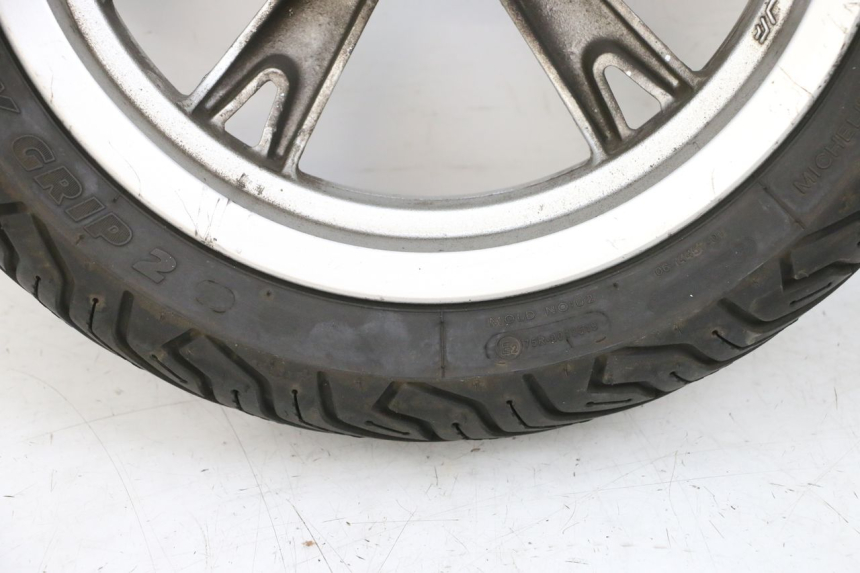 photo de FRONT RIM AND TIRE PEUGEOT KISBEE 4T 50 (2010 - 2017) - Additional view of the item