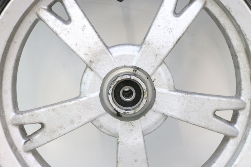 photo de FRONT RIM AND TIRE PEUGEOT KISBEE 4T 50 (2010 - 2017) - High-resolution close-up