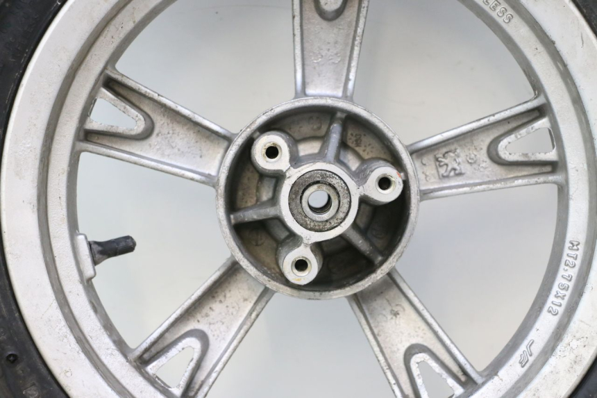 photo de FRONT RIM AND TIRE PEUGEOT KISBEE 4T 50 (2010 - 2017) - Surface and material condition