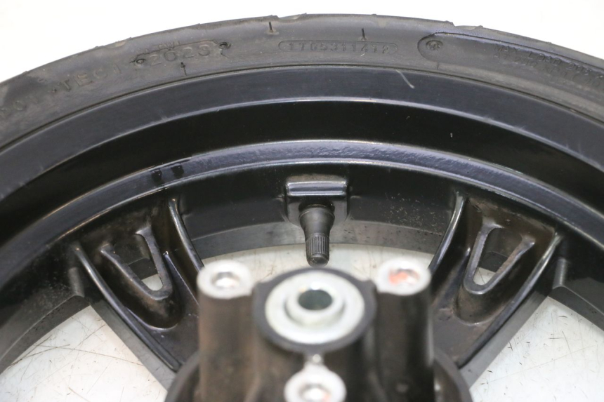 photo de FRONT RIM AND TIRE PEUGEOT KISBEE 4T 50 (2023 - 2026) - High-resolution close-up