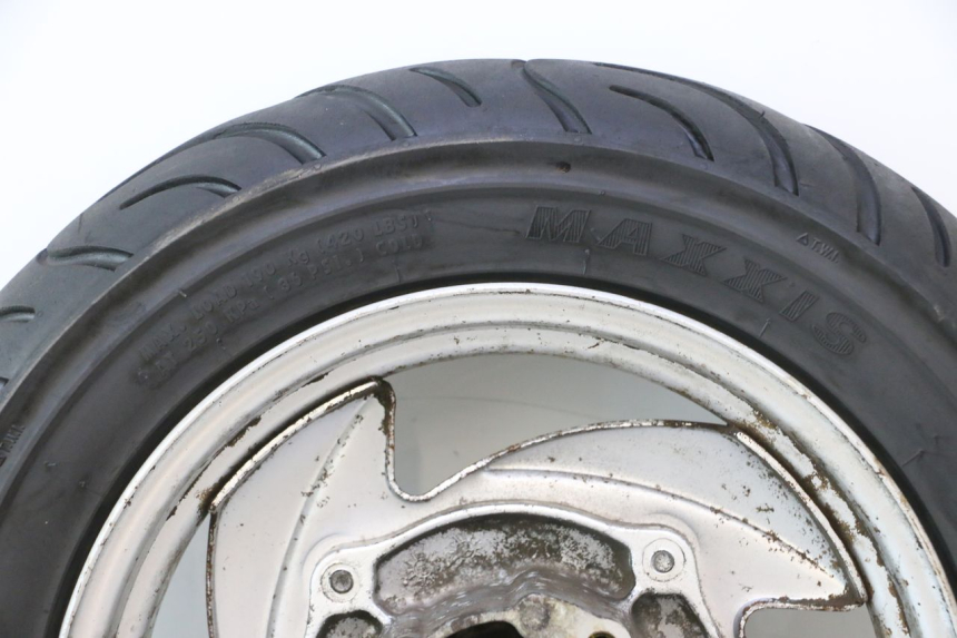 photo de FRONT RIM AND TIRE SYM MIO 50 (2005 - 2010) - High-resolution close-up